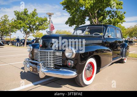 WESTLAKE, TEXAS - 15. OKTOBER 2022: Vorderansicht eines schwarzen Cadillac Sedan Klassikers von 1941. Stockfoto
