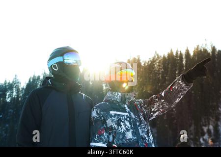 Skifahrer mit Skibrillen und Skihelmen im Freien Stockfoto