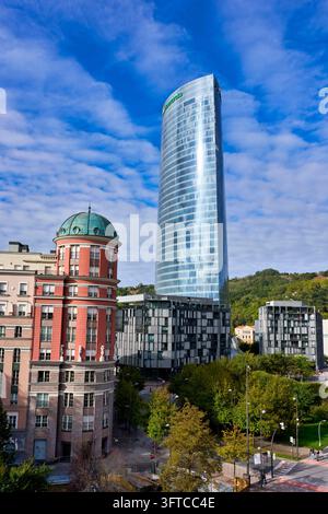 Iberdrola-Turm, Euskadi-Platz, Blick vom Bilbao Museoa, Fine Arts Museum von Bilbao, Bizkaia, Baskenland, Spanien Stockfoto