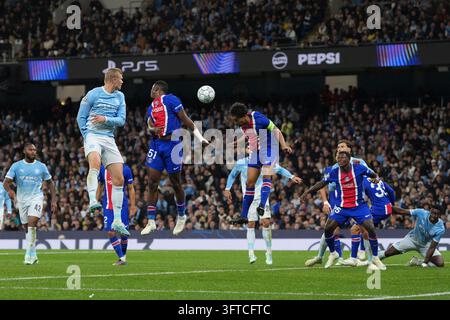 Manchester, UK. 14. Okt., 2026. Erling Haaland von Manchester City köpft das Siegestor während des UEFA-Champions-League-Spieltags 2 zwischen Manchester City und Paris Saint-Germain im Etihad-Stadion, Manchester, England am 14. Oktober 2026 Credit: Steve Flynn/Every Second Media Credit: Every Second Media/Alamy Live News Stockfoto