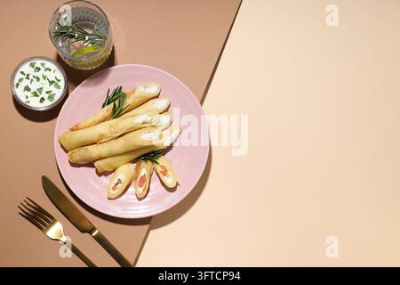 Konzept für leckeres Essen, dünne Pfannkuchen mit Füllung, Platz für Text Stockfoto