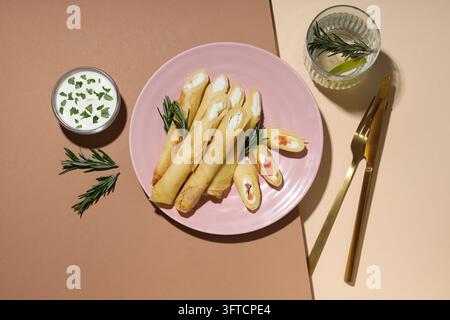 Konzept für leckeres Essen, dünne Pfannkuchen mit Füllung, Ansicht von oben Stockfoto