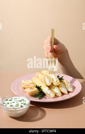 Konzept von leckerem Essen, dünne Pfannkuchen mit Füllung Stockfoto