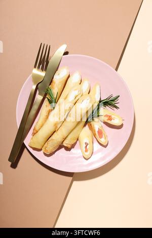Konzept für leckeres Essen, dünne Pfannkuchen mit Füllung, Ansicht von oben Stockfoto