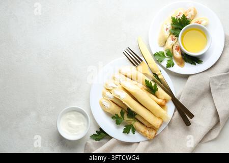 Konzept für leckeres Essen, dünne Pfannkuchen mit Füllung, Platz für Text Stockfoto