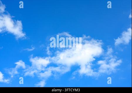 Blauer Himmel und weiße Wolken an einem sonnigen Sommertag als Textur oder Hintergrund Stockfoto