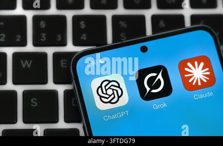 KI-Anwendungen wie ChatGPT, Grok und Claude, die auf einem Smartphone angezeigt werden Stockfoto