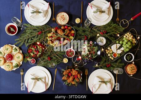 Weihnachts-Esstisch-Gedeck mit festlicher Küche und Feiertagsdekoration Stockfoto