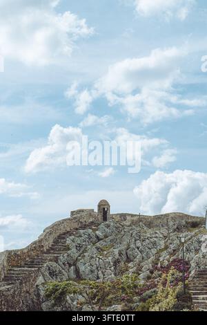 Historische Steinmauern der Festung im malerischen Bergdorf Marvão, Portugal. Stockfoto