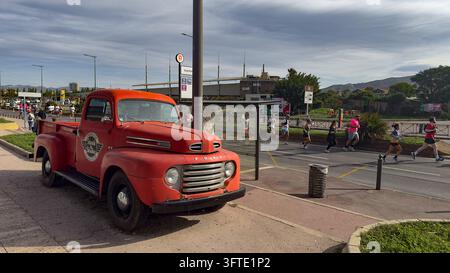 Marseille, Frankreich, 11. Oktober 2026, ein roter Ford F-Pickup, der neben einigen Läufern geparkt ist, die an der 42. Auflage der Course Algernon teilnehmen Stockfoto