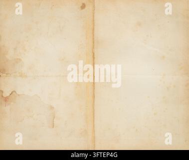 Geschwärzte Papiertextur, gefaltete und befleckte Oberfläche, leerer Hintergrund, Dokument aus dem 19. Jahrhundert. Stockfoto