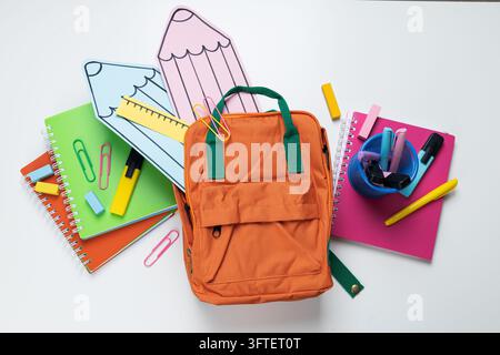 Konzept von Schule und Bildung und verschiedenen Zubehör für die Schule Stockfoto