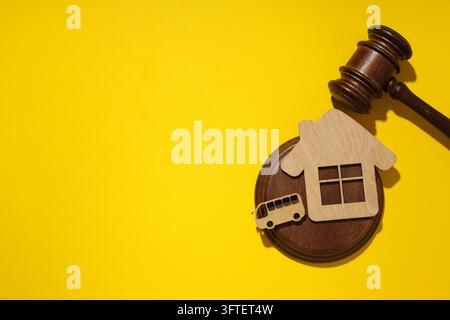 Konzept einer Auktion, Komposition mit Holzhammer Stockfoto