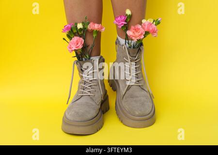 Konzept verschiedener Freizeitkleidung und Kleidung - Schuhe Stockfoto