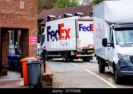 London, UK, 15. Oktober 2026, Seitenansicht eines weißen Fed Ex Express-Lieferwagens, der auf einer Straße geparkt ist Stockfoto
