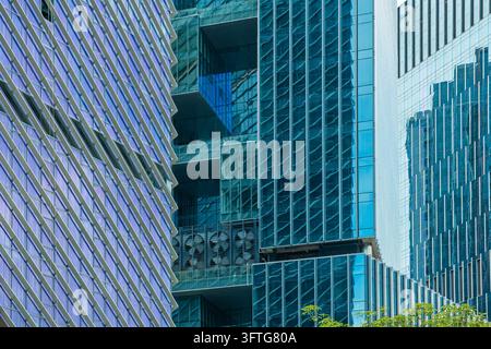 Abstrakter Architekturhintergrund, geometrisches Muster, strukturelles Detail und zeitgenössisches urbanes Design. Moderne Gebäudefassaden mit sich wiederholenden Fenstern Stockfoto