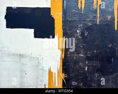 Abblätternde und rissige orangefarbene, weiße und schwarze Farbe auf einer Werbetafel um eine Baustelle, London, UK Stockfoto