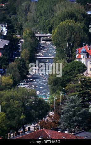 MERANO, ITALIEN, 10. AUGUST 2026: Eine Nahaufnahme aus der Luft des Passirio-Baches, der durch die Kurstadt Merano fließt. Stockfoto