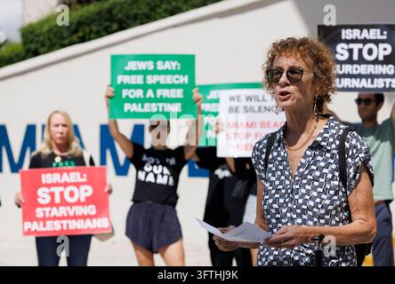 Donna Nevel von Jewish Voice for Peace spricht während einer Pressekonferenz über eine Klage, die sie gegen die Stadt Miami Beach wegen eines Gesetzes zur Einschränkung von Protesten erhebt, am Mittwoch, dem 10. September 2025, in Miami Beach, Florida. (Foto von Alie Skowronski/Miami Herald/TNS/Sipa USA) Stockfoto