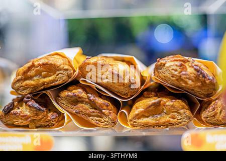 Frische Brötchen mit verschiedenen Füllungen an einer Tankstelle – ein schneller Snack. Stockfoto