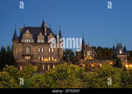Samara, RUSSLAND - 23. MAI 2026: Touristenzentrum Garibaldi-Schloss im Dorf Hryaschevka, Region Samara, Russland. Stockfoto