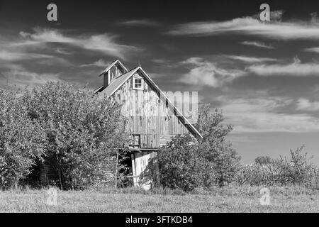 Eine antike Holzbarn in Henderson County, Illinois im Herbst. Stockfoto