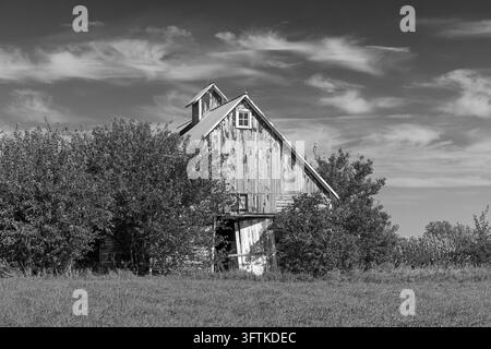 Eine antike Holzbarn in Henderson County, Illinois im Herbst. Stockfoto