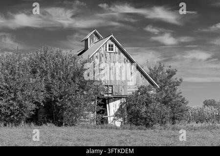 Eine antike Holzbarn in Henderson County, Illinois im Herbst. Stockfoto