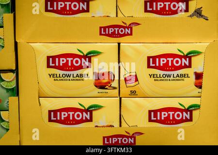 RIGA, LETTLAND. 12. März 2026. Schachteln mit Lipton Yellow Label schwarzen Teebeuteln in Kartonverpackungen auf einem Ladenregal. Stockfoto