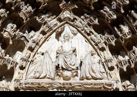 Gotische Steinskulptur, die das Portal der Kathedrale von Auxerre schmückt. Auxerre, Frankreich. Stockfoto