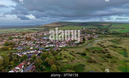 Drohnenflug über das Dorf Upper Beeding und den Fluss Adur in West Sussex, England Stockfoto