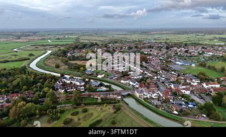 Luftbilddrohnenaufnahme einer Straßenbrücke über den Fluss Adur und das Dorf Upper Beeding in West Sussex, England Stockfoto
