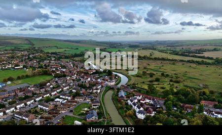 Luftbilddronensicht auf das Dorf Upper Beeding neben dem gewundenen Fluss Adur in West Sussex, England Stockfoto
