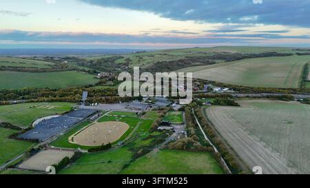 Luftbild-Drohnenaufnahme von Springreitplätzen im Brendon Equestrian Centre in der Nähe von Pyecombe, West Sussex, England Stockfoto