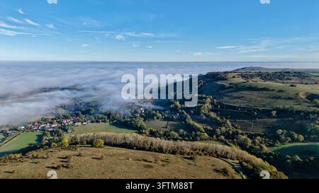 Drohnenluftbild von Morgendunst über Landschaft und Kreidehügeln nahe Devils Dyke, West Sussex, England Stockfoto