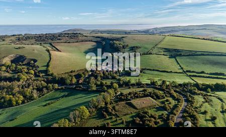 Luftbilddrohnenaufnahme eines bewaldeten Kreide-Tals und Farmlands nahe Devils Dyke, West Sussex, England Stockfoto