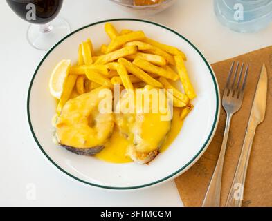 Geschmorter Seehecht Merluza en salsa holandesa mit Kartoffeln Stockfoto