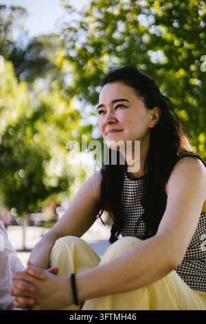 Unbefangenes Porträt einer Frau, die einen sonnigen Tag im Freien genießt Stockfoto