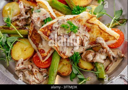 Gebratener Fisch mit Pfifferling-Kräutersauce Stockfoto