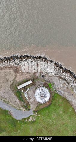 Luftaufnahme aus der Vogelperspektive einer achteckigen Küstenstruktur neben der Ufermauer in Seaforth, Merseyside, England Stockfoto