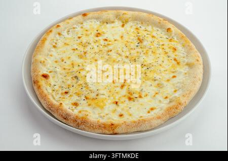 Frisch gebackene Vier-Käse-Pizza auf einem weißen Teller Stockfoto