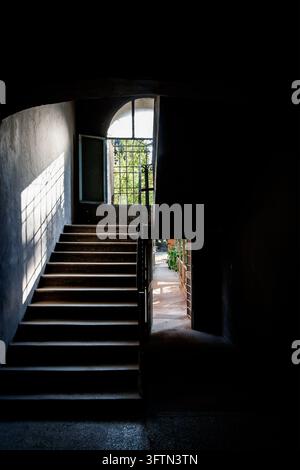 Helle und dramatische Schatten auf einer Gefängnisinnentreppe mit Geländern im Gebäudeinneren Stockfoto