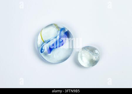 Glassteine auf weißem Hintergrund, transparente dekorative Steine aus Glas Stockfoto