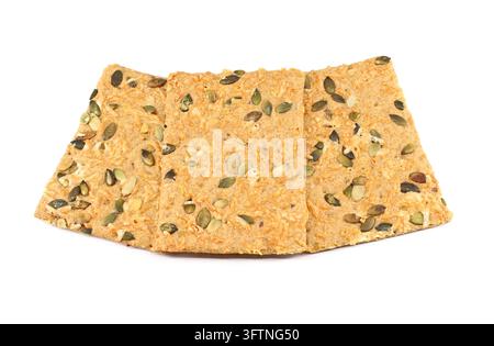 Bio-Kracker mit ganzen Kürbiskernen auf weißem Hintergrund. Vegane Nahrung. Stockfoto
