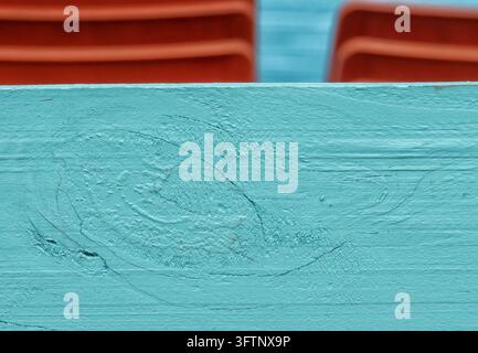 Eine Nahaufnahme eines blaugrünen oder türkisfarbenen Holzbrettes mit einem markanten Holzast und sichtbarer Holzmaserung Stockfoto