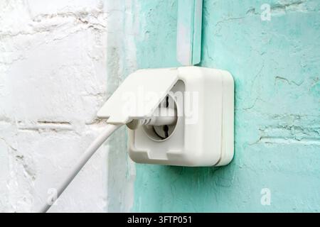 Außensteckdose mit Abdeckung. Außenbuchse mit Feuchtigkeitsschutz. Stockfoto