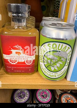 Diddly Squat Farm, Bienensaft-Rum und Holunderblüten-Shandy in einer Dose zum Verkauf in einem Bauernladen in Ramsbottom, Greater Manchester, England, UK Stockfoto