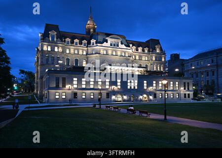 Montreal, Quebec, Kanada – 26. Juni 2026: Das Rathaus von Montreal bei Nacht. Stockfoto