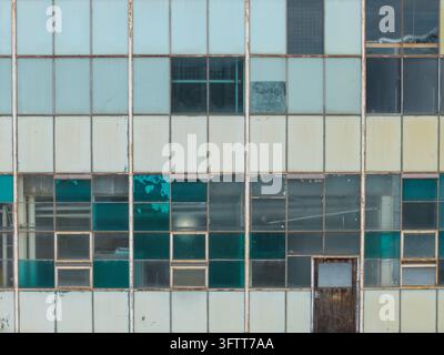 Luftaufnahme der Industriefassade der Bayswater North Fabriken mit einem Raster aus Glas- und Metallplatten mit verwitterten Texturen in Melbourne Stockfoto