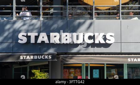 Istanbul, Türkei – 10. Oktober 2026: Starbucks-Logo-Schild an der Fassade eines Cafés in Kadikoy, einer Filiale der amerikanischen Kaffeekette, mit einem Stockfoto